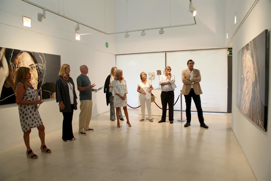 Inauguración exposición "Minería del alma" de Daniel O´Sullivan - Las autoridades y el público.