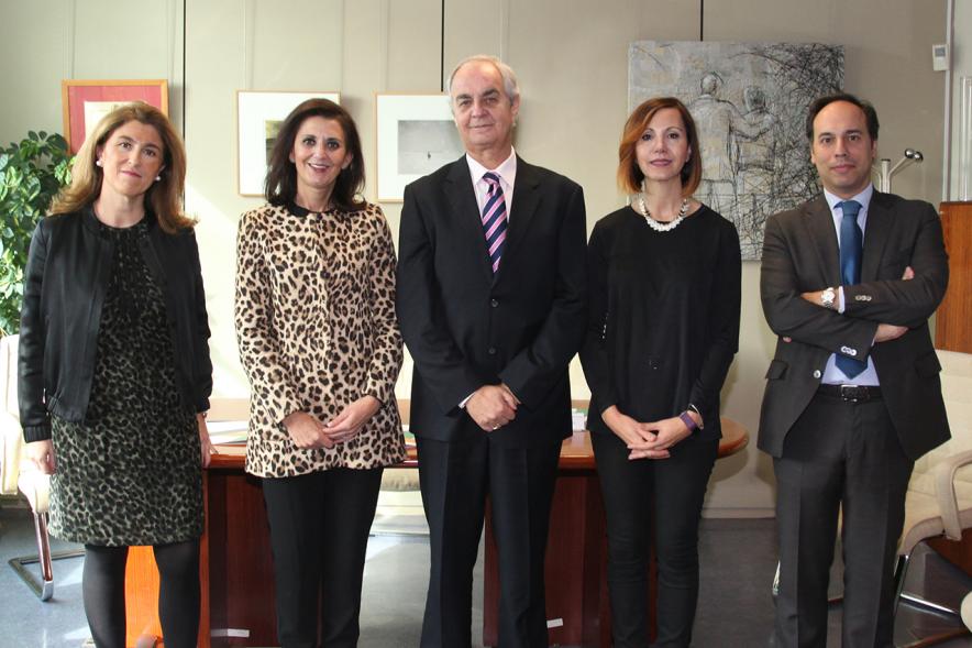 Firmantes posan tras la firma