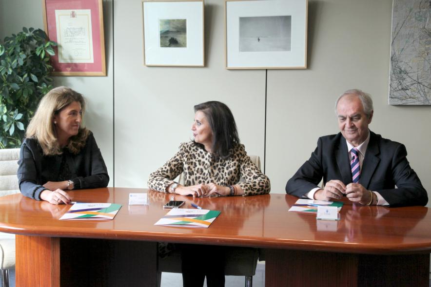 Firmantes charlan durante el encuentro