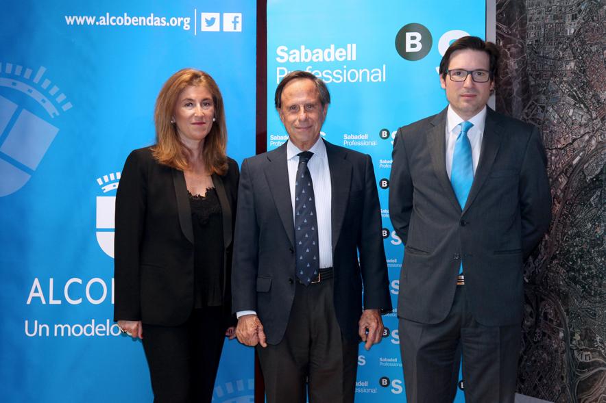 Firmantes posan tras la firma