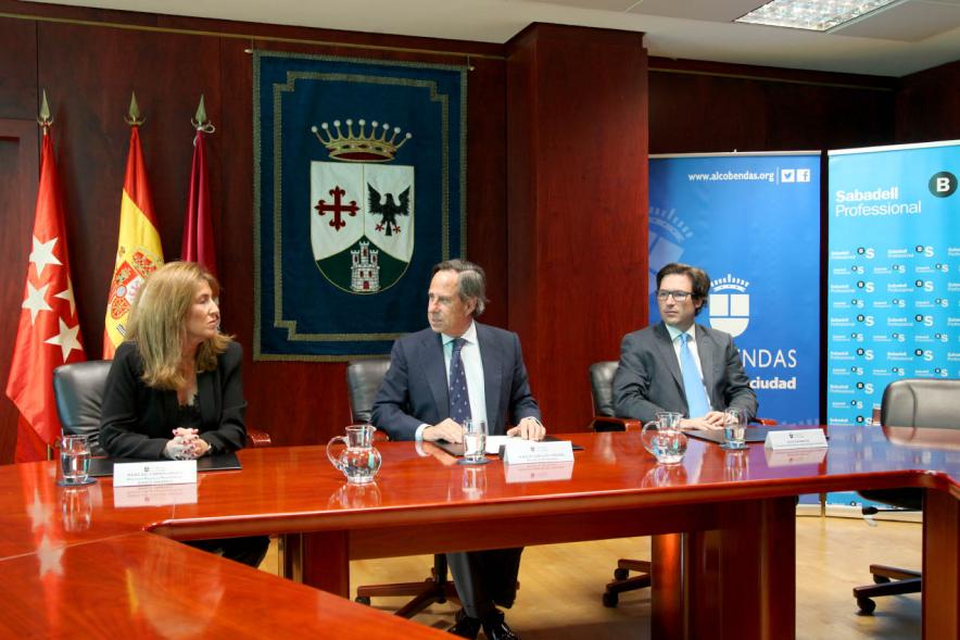 Firmantes charlan durante el encuentro