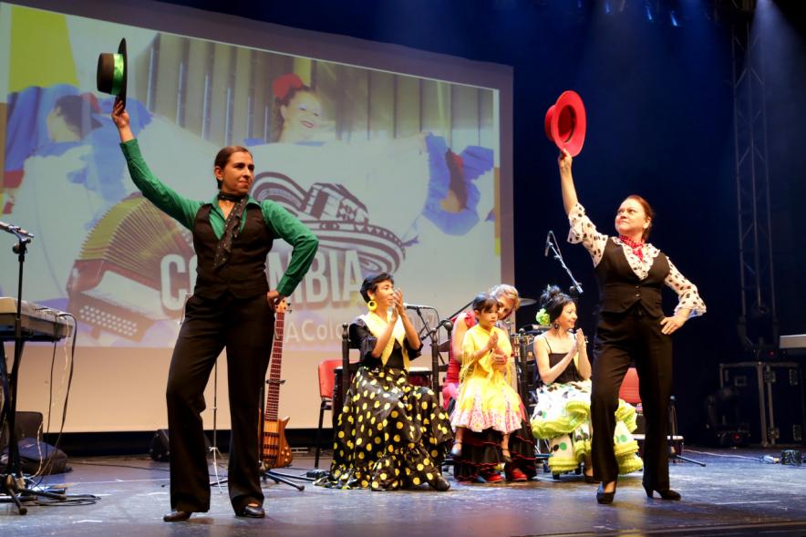 Acto Sabor a Colombia - Imagen de un grupo de música colombiano actuando en el escenario.