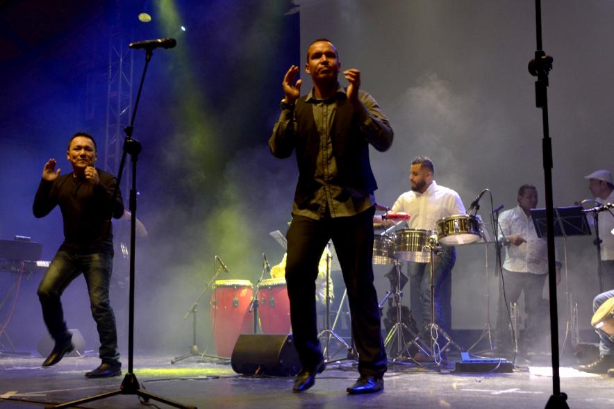 Festival Gastronómico y Cultural - Sabor a Colombia -Cantantes en el escenario.