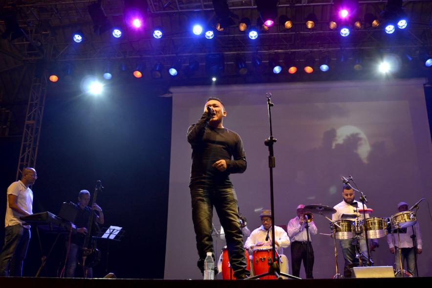 Festival Gastronómico y Cultural - Sabor a Colombia - Cantante en el escenario.