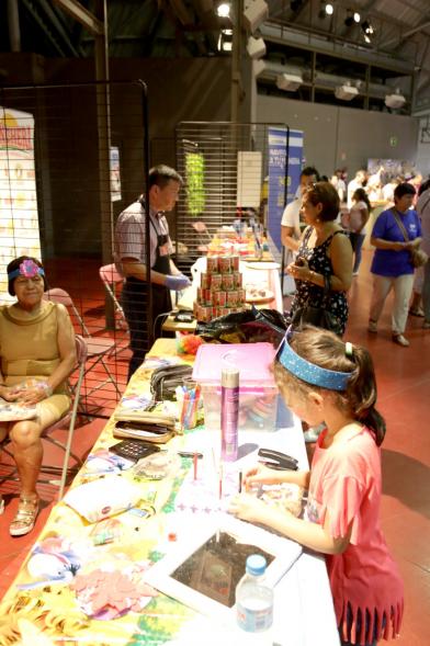 Acto Sabor a Colombia - Imagen de personas mirando los distintos stands.