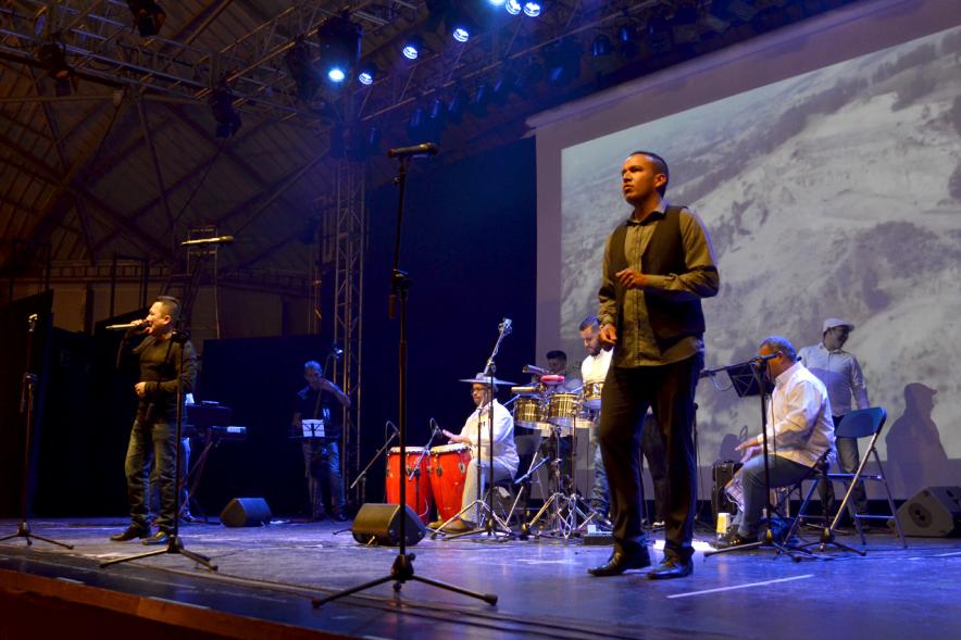 Festival Gastronómico y Cultural - Sabor a Colombia -Cantantes en el escenario.