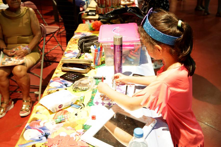 Acto Sabor a Colombia - Imagen de una niña mirando un stand.