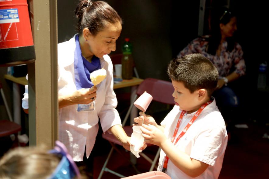 Acto Sabor a Colombia - Imagen de un niño degustando comida.