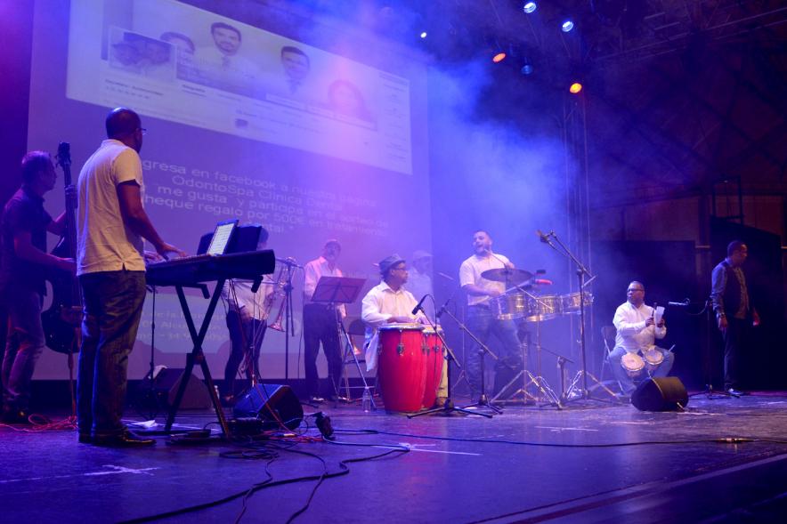Festival Gastronómico y Cultural - Sabor a Colombia - Cantantes en el escenario.