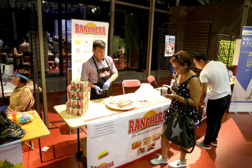 Acto Sabor a Colombia - Imagen de personas mirando los distintos stands con productos colombianos.