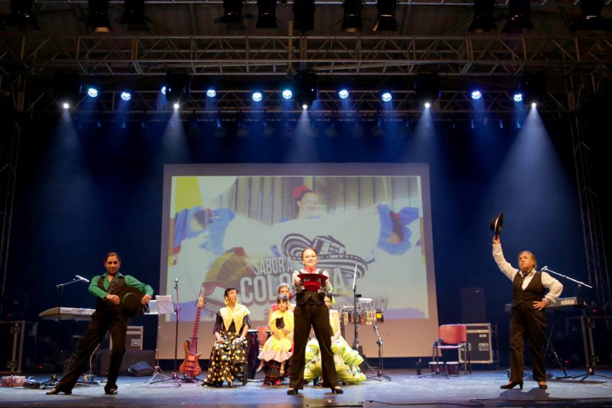 Acto Sabor a Colombia - Imagen de un grupo de música colombiano actuando en el escenario.
