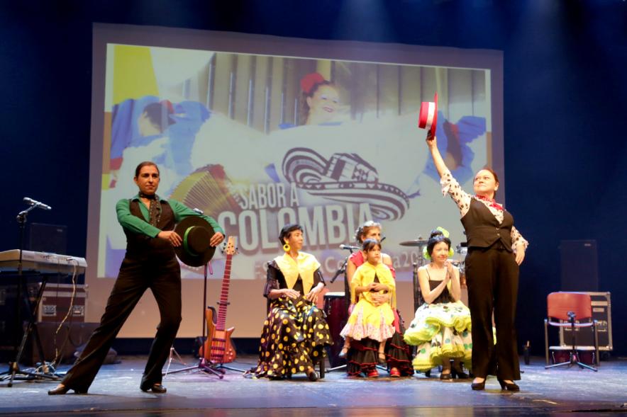 Acto Sabor a Colombia - Imagen de un grupo de música colombiano actuando en el escenario.
