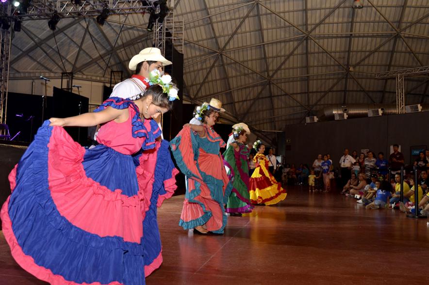 Festival Gastronómico y Cultural - Sabor a Colombia - Bailes típicos colombianos realizados por grupo de danza.