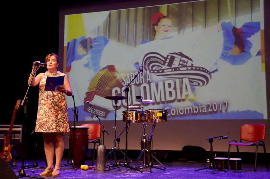 Acto Sabor a Colombia - Imagen de una persona en el escenario dirigiéndose al público asistente.