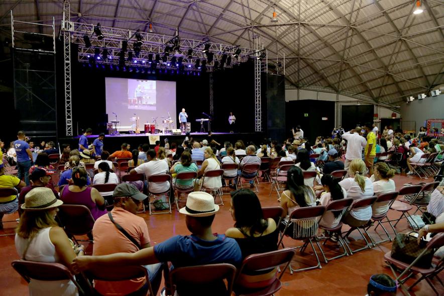 Acto Sabor a Colombia - Imagen panorámica del escenario y el público asistente al acto.
