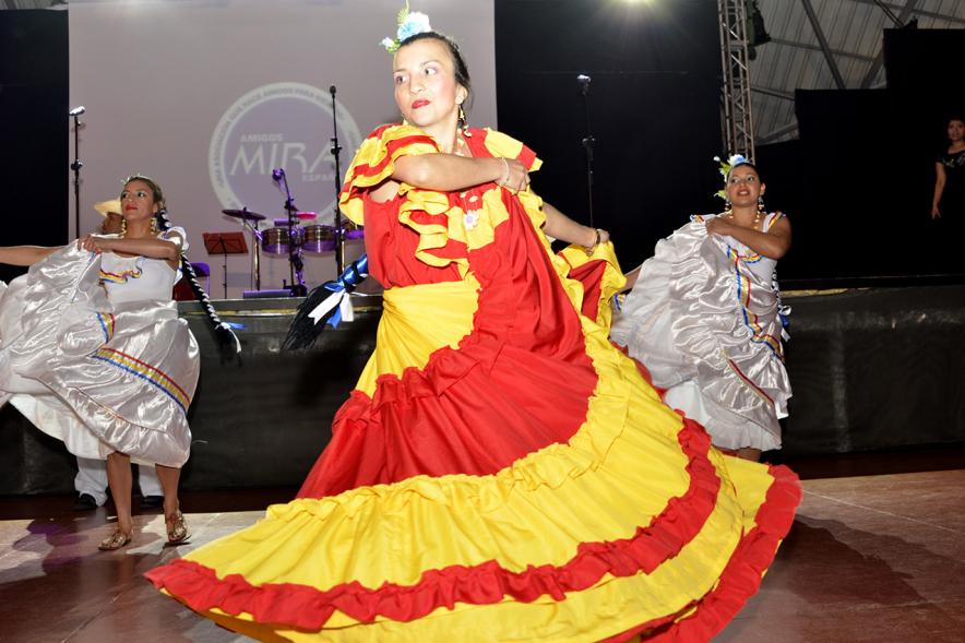 Festival Gastronómico y Cultural - Sabor a Colombia - Bailes típicos colombianos realizados por grupo de danza.