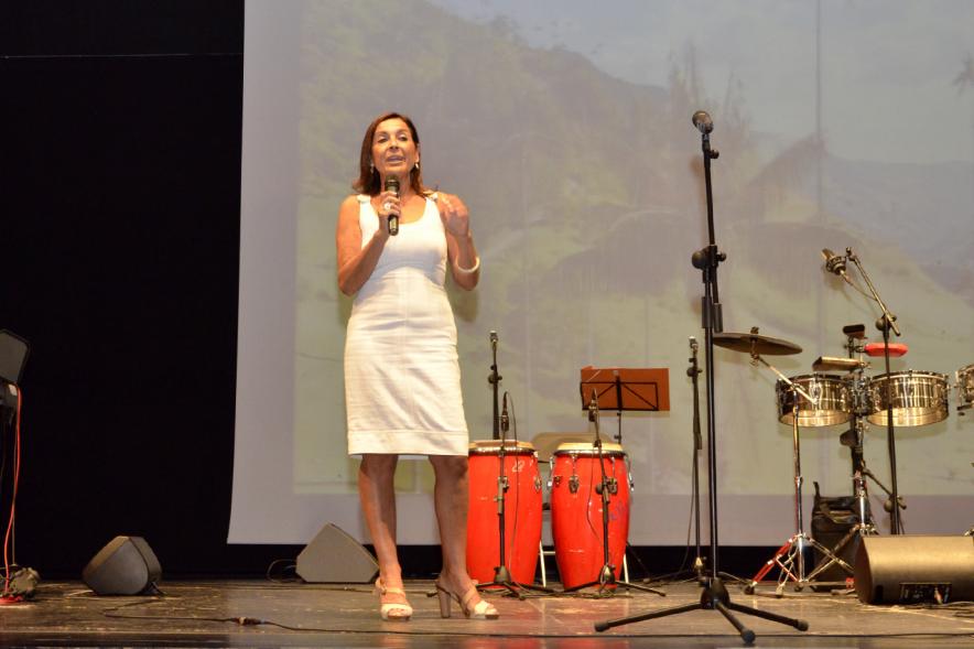 Festival Gastronómico y Cultural - Sabor a Colombia - Imagen persona en el escenario.