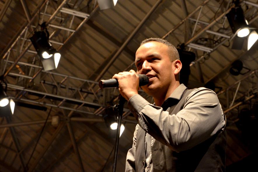 Festival Gastronómico y Cultural - Sabor a Colombia - Cantante en el escenario.