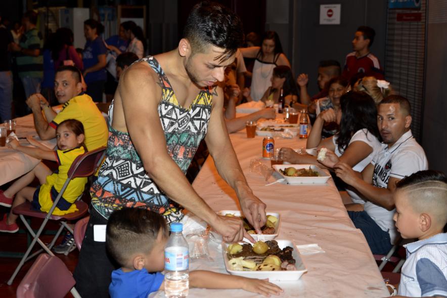 Festival Gastronómico y Cultural - Sabor a Colombia - Imagen del público asistente degustando platos típicos colombianos.