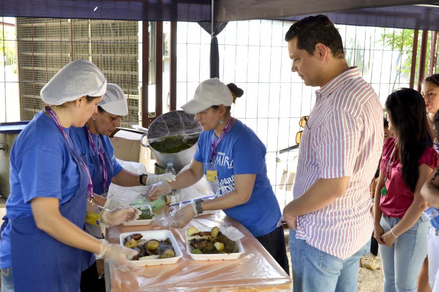 Festival Gastronómico y Cultural - Sabor a Colombia - Imagen de personas preparando comida típica colombiana.