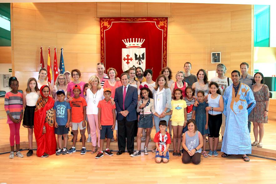 Recepción Niños Saharauis - Posado de las autoridades y los niños con sus monitores.