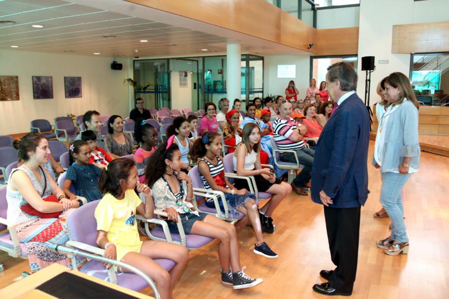 Recepción Niños Saharauis -  Imagen del alcalde dialogando con los niños.