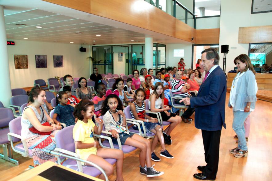 Recepción Niños Saharauis - Imagen del alcalde dialogando con los niños en el salón del pleno.