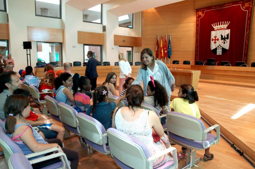 Recepción Niños Saharauis - Imagen del salón del pleno con los niños y la concejal.