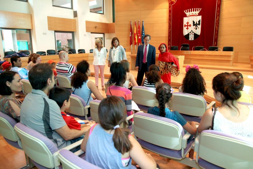 Recepción Niños Saharauis - Imagen lateral de los niños, las autoridades en el salón de plenos.