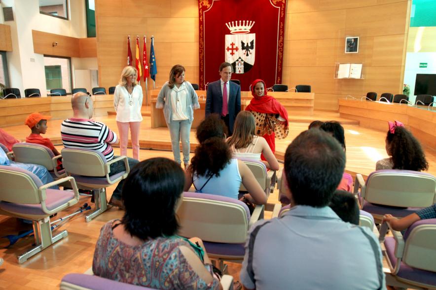 Recepción Niños Saharauis -  Imagen de la presentación de las autoridades a los niños.