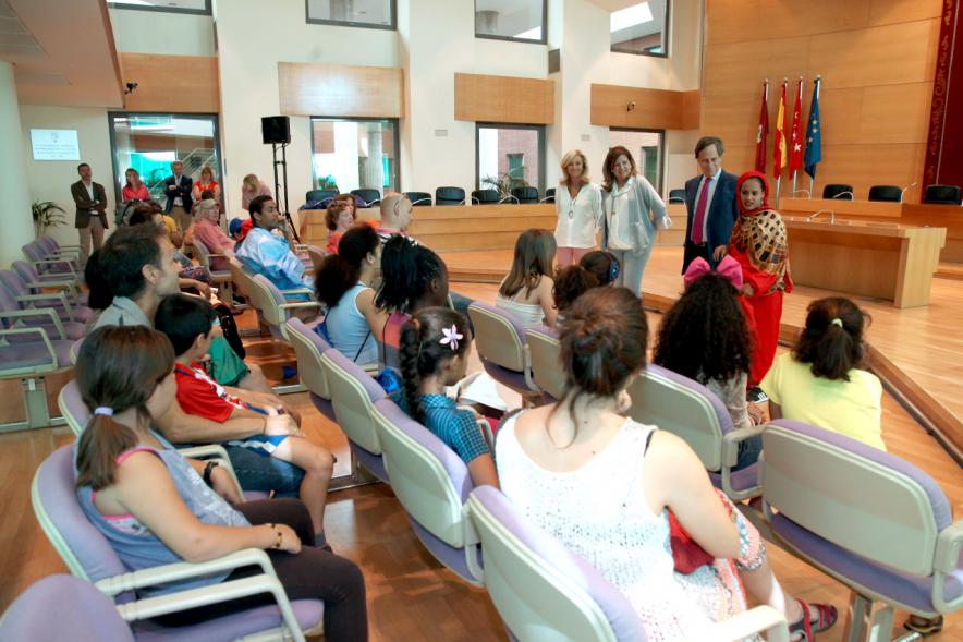 Recepción Niños Saharauis - Imagen lateral del salón de plenos con los niños y las autoridades.