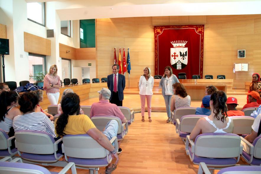 Recepción Niños Saharauis - Imagen de las autoridades charlando con los niños.
