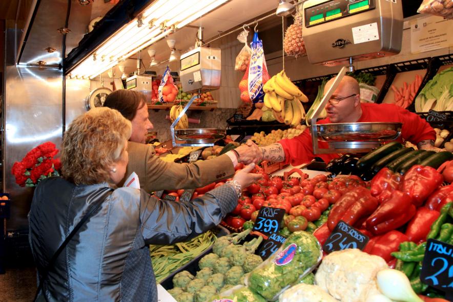 Alcalde García de Vinuesa saludando en el mercado