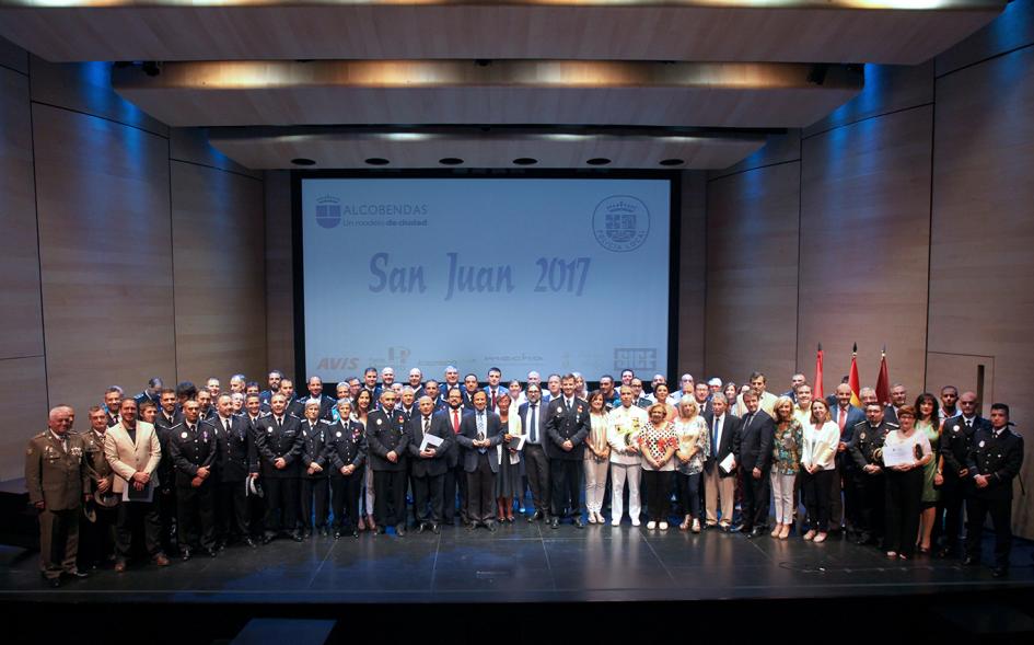 Celebración de San Juan Día de la Policía - Panorámica de autoridades, premiados y mandos militares.