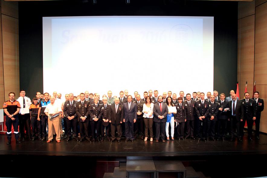 Festividad de San Juan de la Policía Local - Imagen grupal con las autoridades en el escenario.