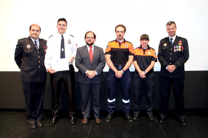 Festividad de San Juan de la Policía Local - Galardonados en el escenario.	