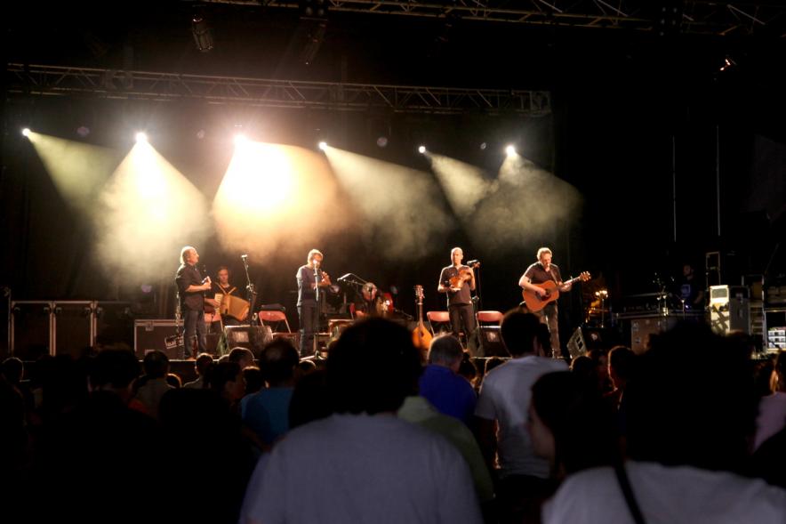 Noche de San Juan 2016 - Imagen de un grupo musical en el escenario.