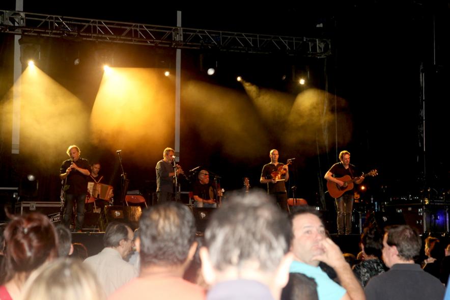Noche de San Juan 2016 - Imagen de un grupo musical en el escenario.