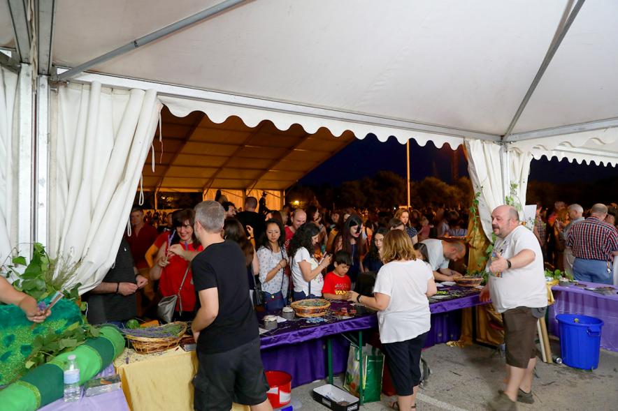 Noche de San Juan 2018 - Actividades y Hoguera de San Juan - Imagen de personas mirando un stand.