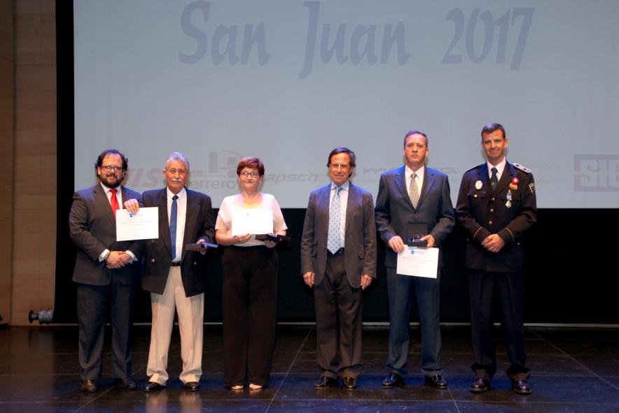 Celebración de San Juan Día de la Policía - Escenario con policías y autoridades.