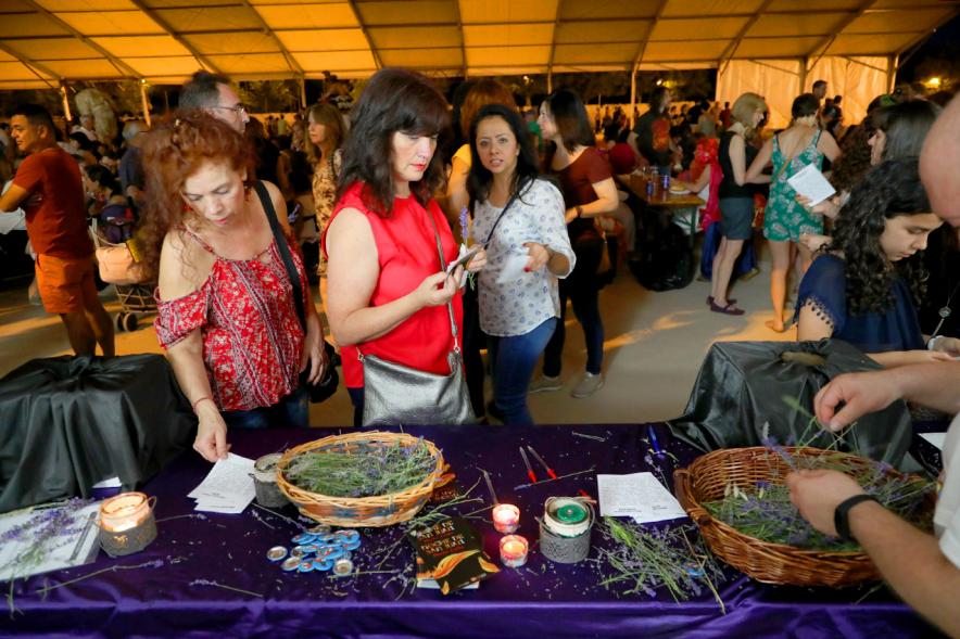 Noche de San Juan 2018 - Actividades y Hoguera de San Juan - Imagen de personas mirando un stand de los diferentes que hay.
