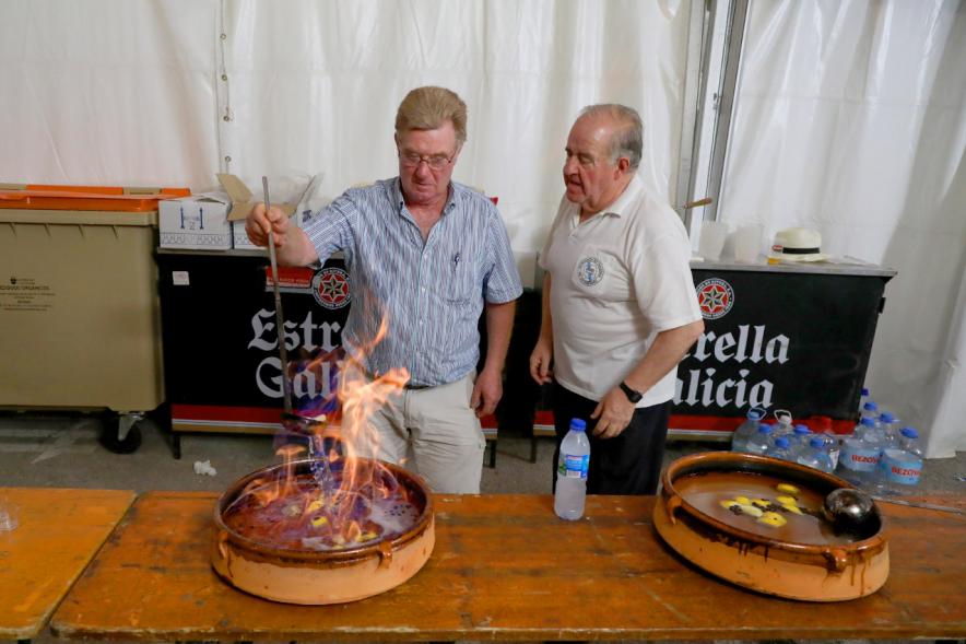 Noche de San Juan 2018 - Actividades y Hoguera de San Juan - Imagen de personas realizando una queimada.