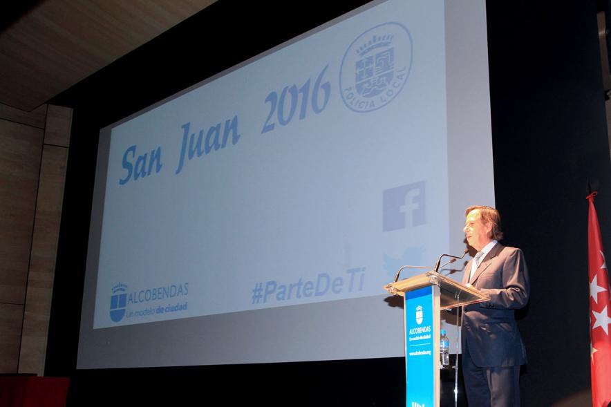 Festividad de San Juan de la Policía Local - El alcalde García de Vinuesa diciendo unas palabras en el acto.