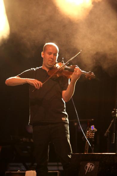Noche de San Juan 2016 - Imagen de violinista en el escenario.
