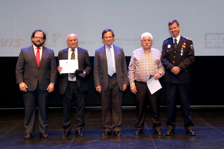 Celebración de San Juan Día de la Policía -Escenario con policías y autoridades.