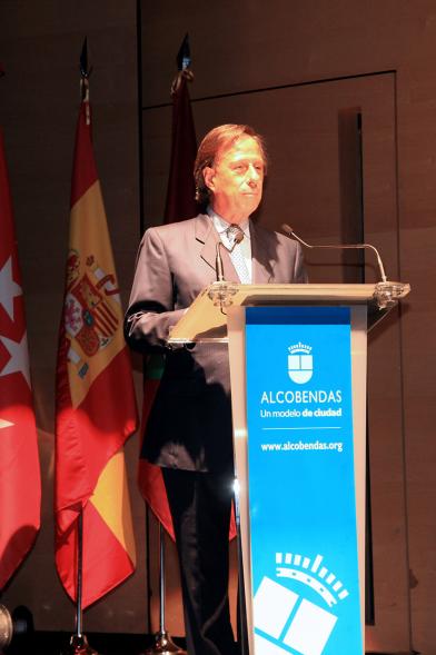 Festividad de San Juan de la Policía Local - El alcalde García de Vinuesa diciendo unas palabras en el acto.