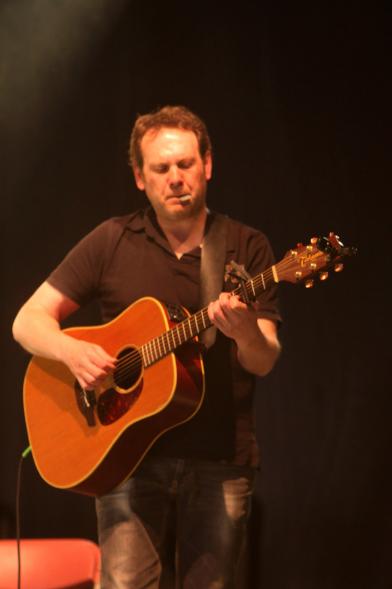 Noche de San Juan 2016 - Imagen de guitarrista en el escenario.