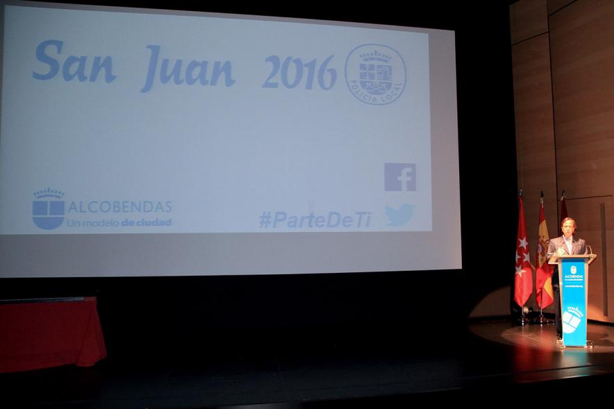Festividad de San Juan de la Policía Local - El alcalde García de Vinuesa diciendo unas palabras en el acto.