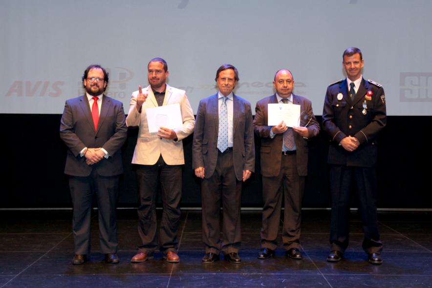 Celebración de San Juan Día de la Policía - Escenario con policías y autoridades.