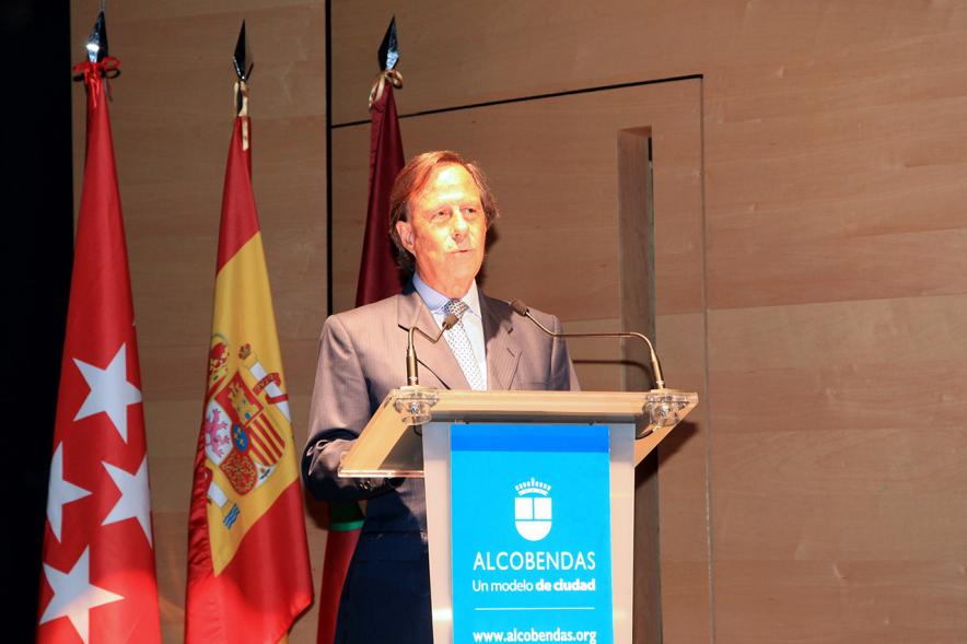 Festividad de San Juan de la Policía Local - El alcalde García de Vinuesa diciendo unas palabras en el acto.